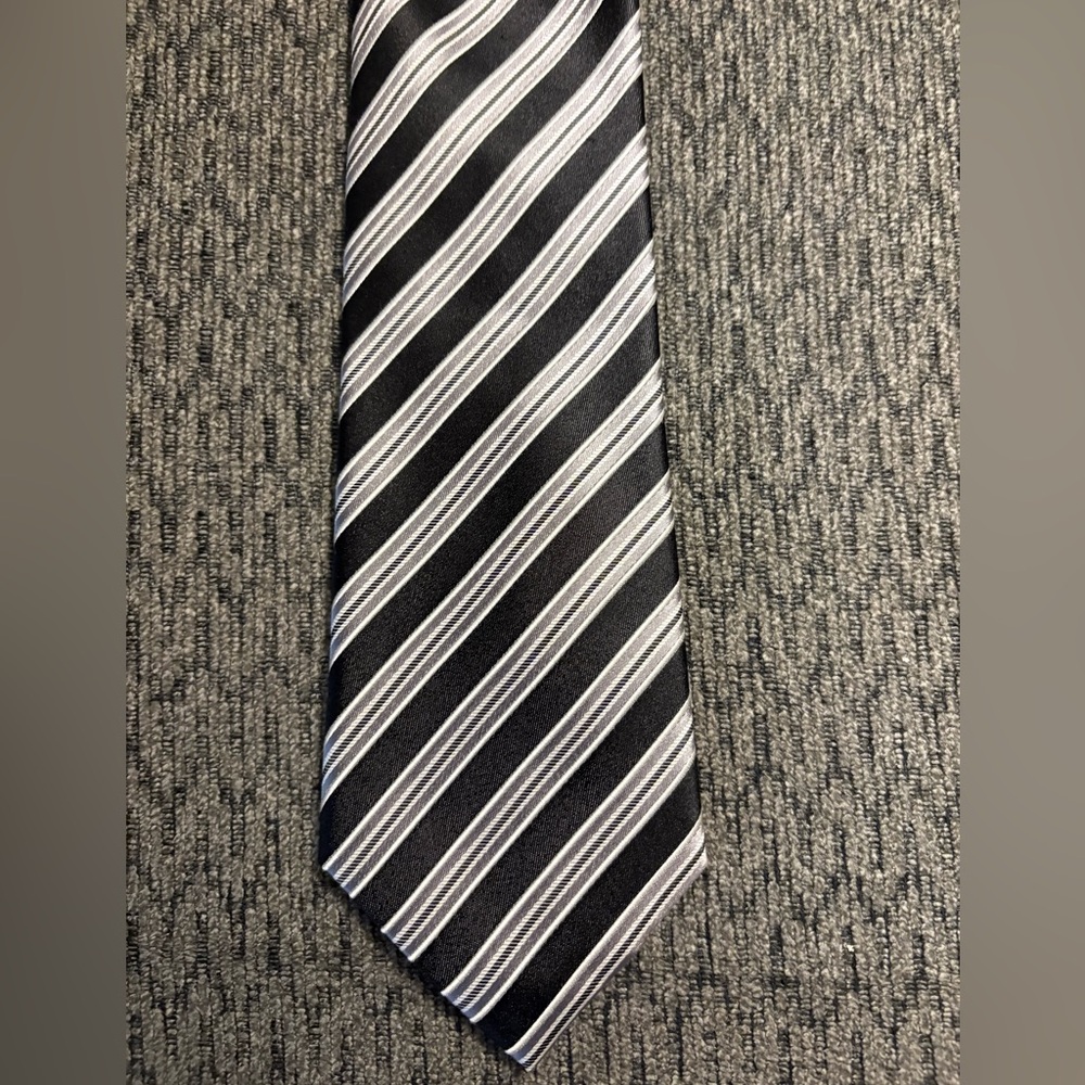 Donald Trump Signature Collection Handmade Silk Mens Tie Black/Gray/White Stripe